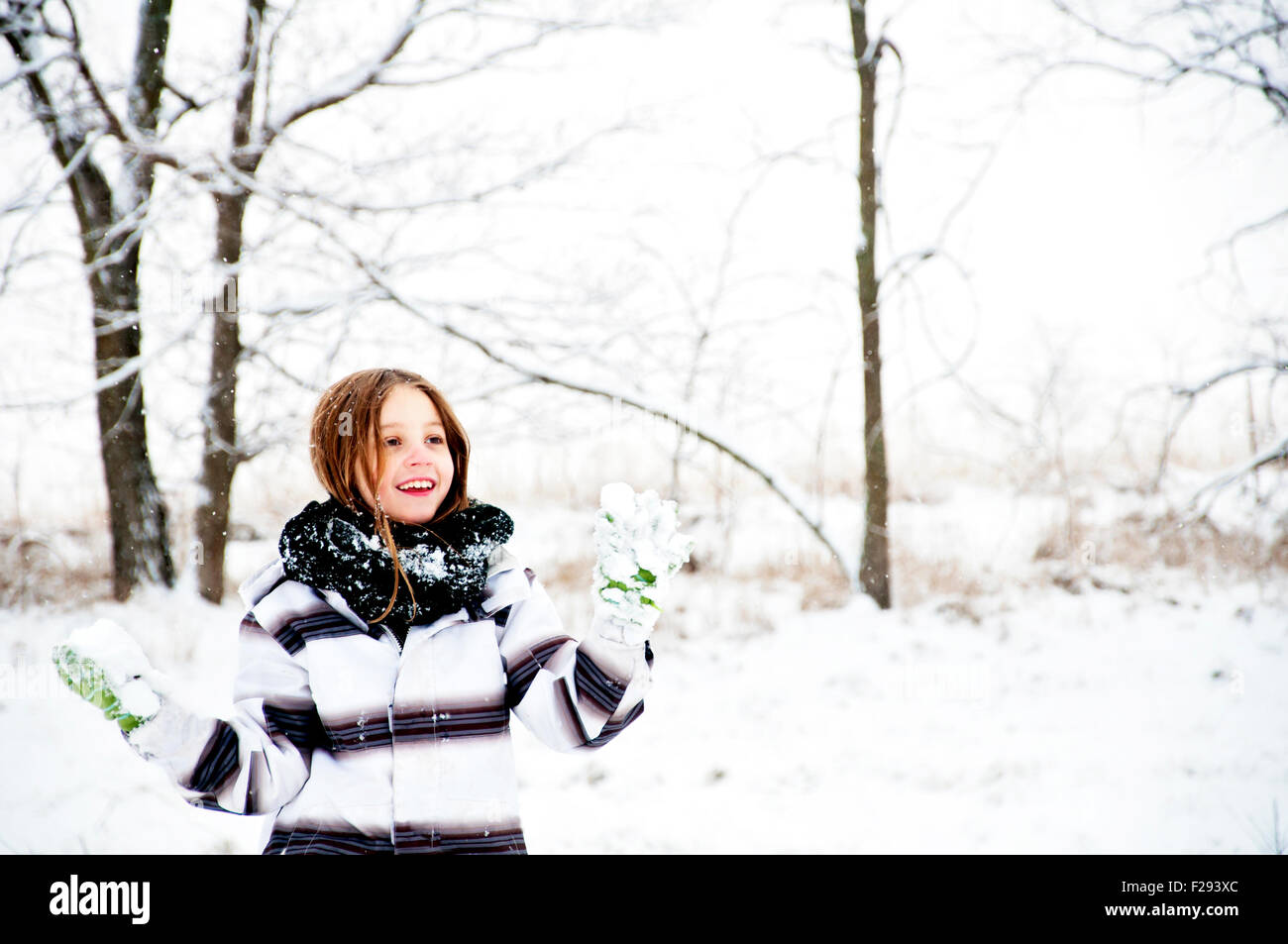 Mädchen halten Schneeball werfen Stockfoto