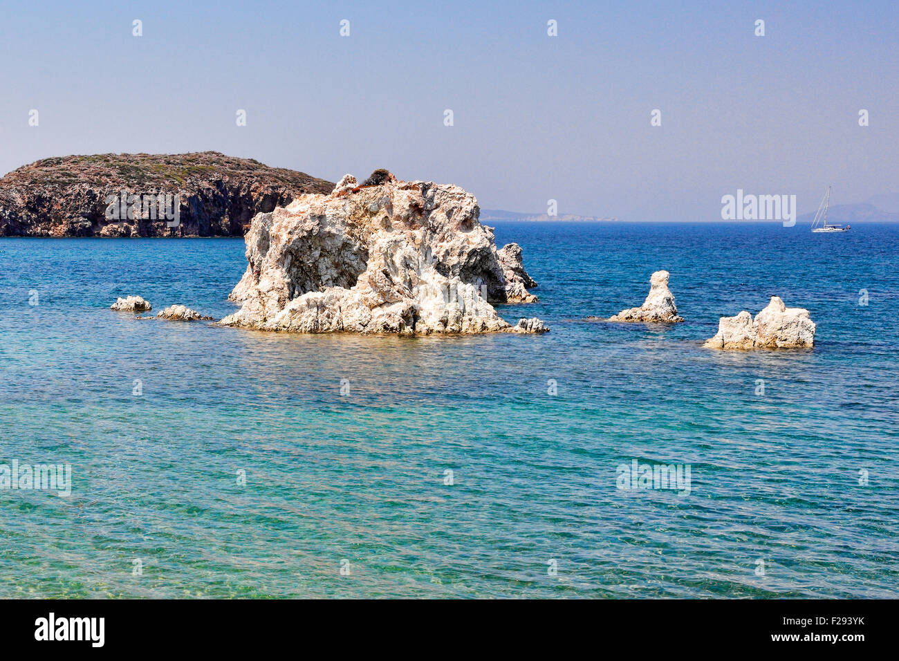 Weißen Felsformationen in der Nähe von Mavrospilia in Kimolos, Griechenland Stockfoto