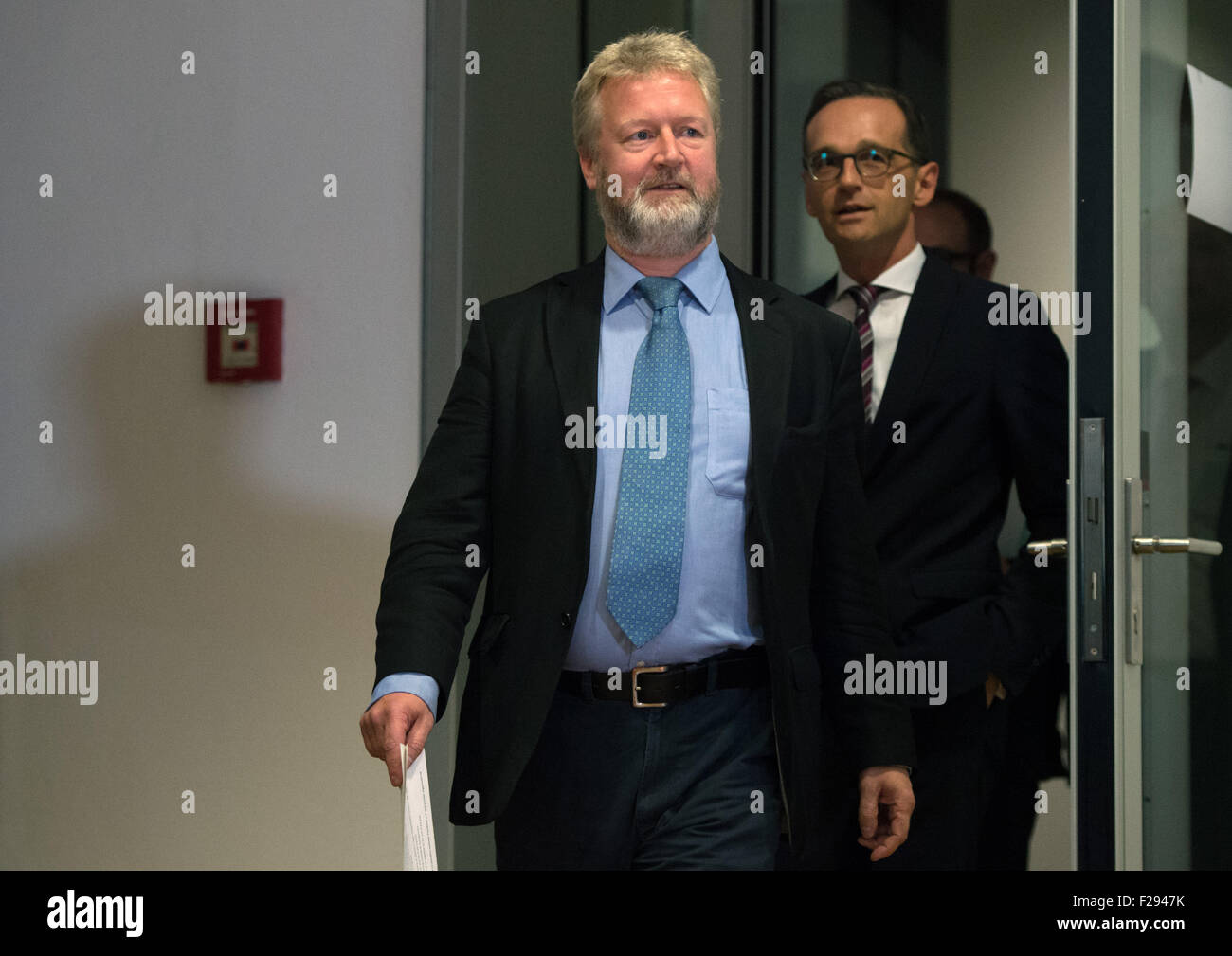 Richard Allen (L), Public Policy Manager von Facebook Europa und deutsche Justizministerin Heiko Maas kommen zu einem Treffen mit Schwerpunkt auf die Durchführbarkeit des Löschens rassistische Inhalte auf der social-Media-Plattform in Berlin, Deutschland, 14. September 2015. Foto: SOEREN STACHE/dpa Stockfoto