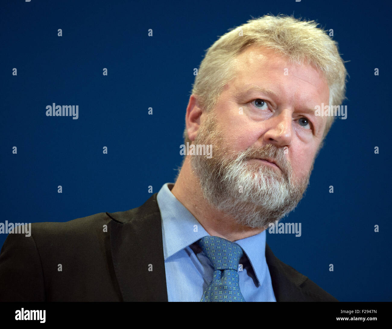 Richard Allen, Public Policy Manager Facebook Europas, spricht während einer gemeinsamen Pressekonferenz mit deutsche Justizministerin Heiko Maas (unsichtbaren) nach einem Treffen, die auf die Durchführbarkeit des Löschens rassistische Inhalte auf der social-Media-Plattform in Berlin, Deutschland, 14. September 2015 ausgerichtet. Foto: SOEREN STACHE/dpa Stockfoto