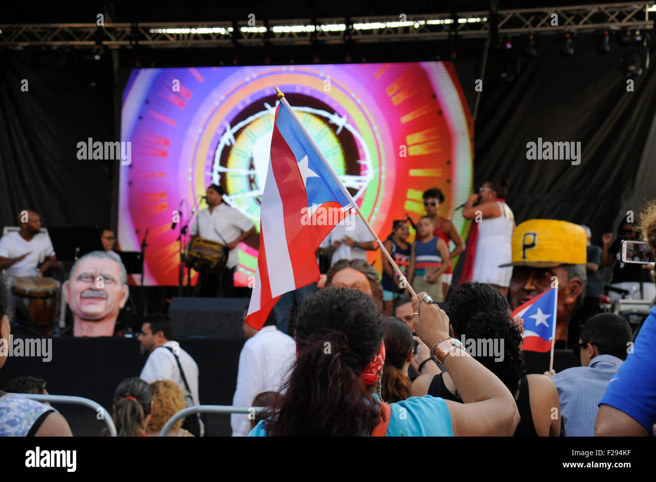 Puerto Ricans wehende Fahnen an den Fiesta Boricua (Puerto-Ricanischen Festival) im Stadtteil Humboldt Park Stockfoto