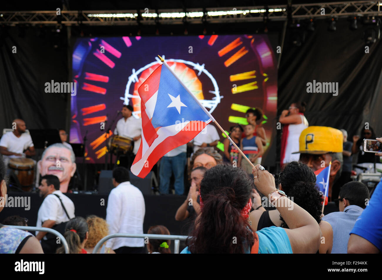 Puerto Ricans wehende Fahnen an den Fiesta Boricua (Puerto-Ricanischen Festival) im Stadtteil Humboldt Park Stockfoto