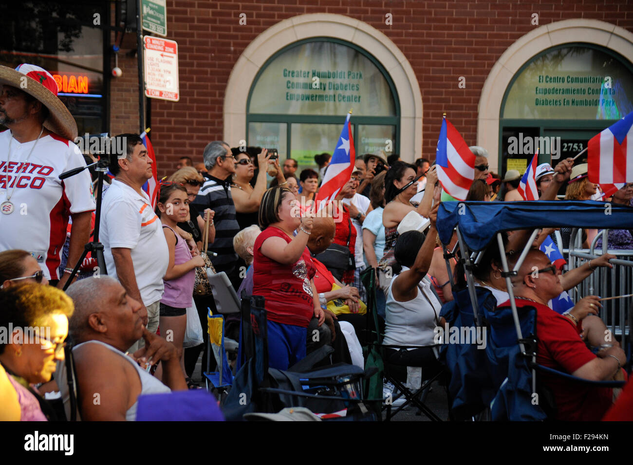 Puerto Ricans wehende Fahnen an den Fiesta Boricua (Puerto-Ricanischen Festival) im Stadtteil Humboldt Park Stockfoto