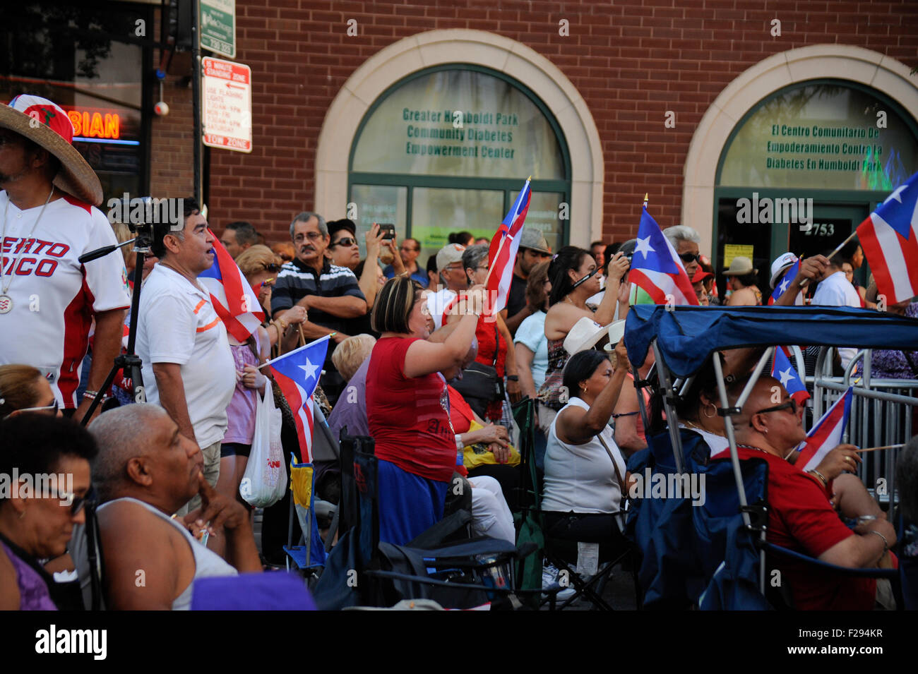 Puerto Ricans wehende Fahnen an den Fiesta Boricua (Puerto-Ricanischen Festival) im Stadtteil Humboldt Park Stockfoto