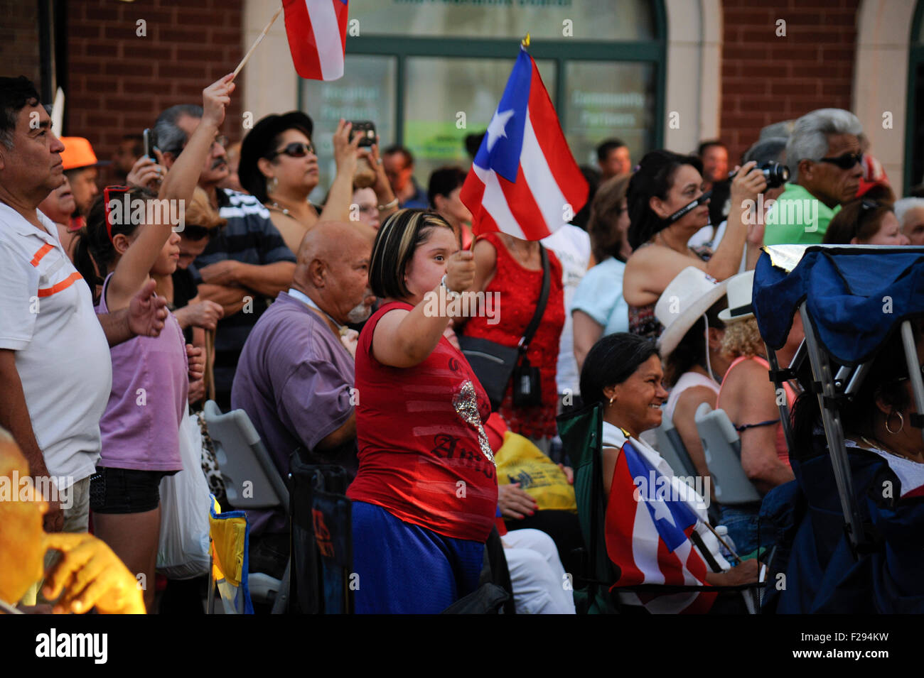 Puerto Ricans wehende Fahnen an den Fiesta Boricua (Puerto-Ricanischen Festival) im Stadtteil Humboldt Park Stockfoto