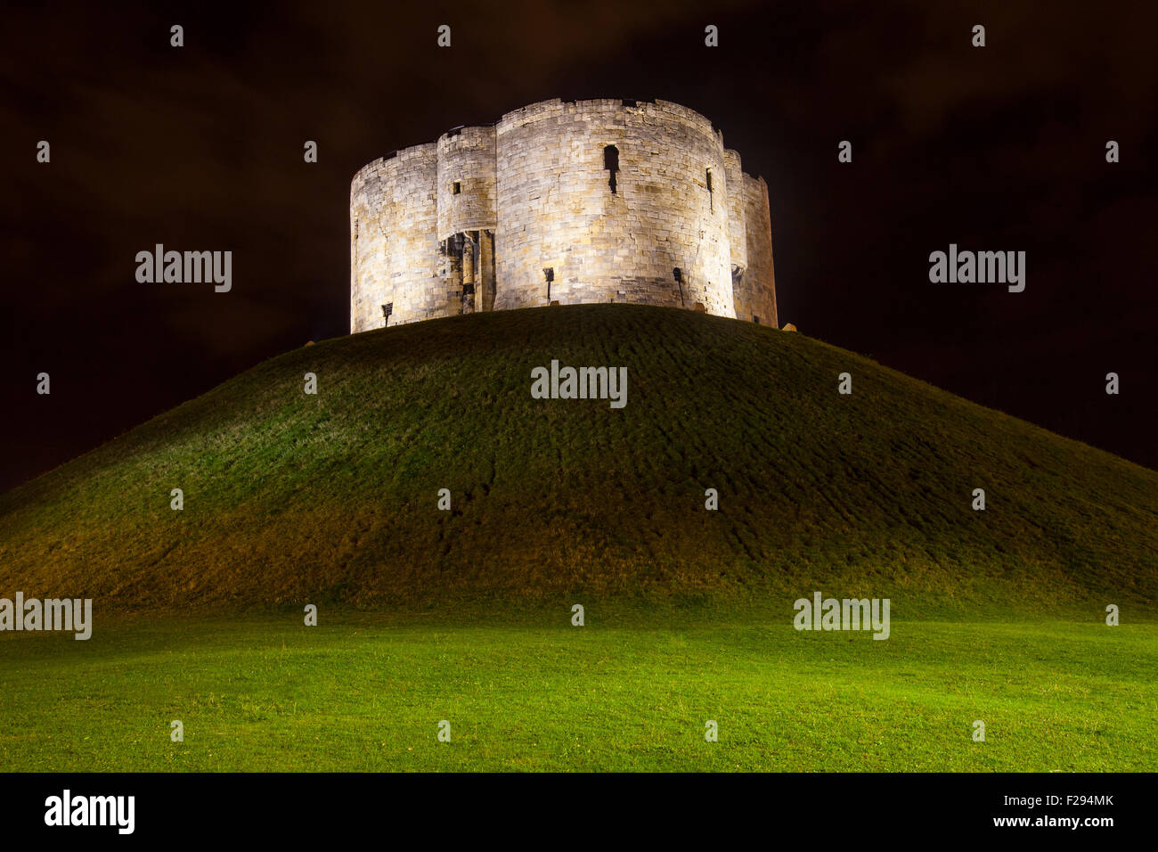 Eine nächtliche Aussicht auf den historischen Clifford Tower in York, England. Stockfoto