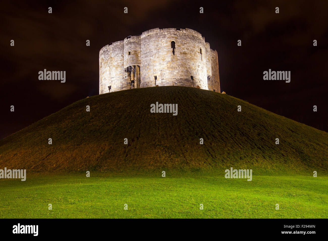 Eine nächtliche Aussicht auf den historischen Clifford Tower in York, England. Stockfoto