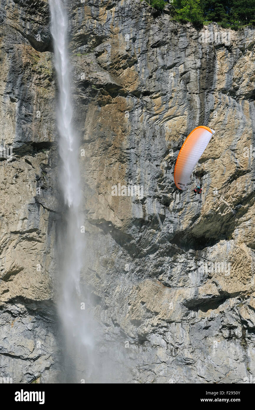 Gleitschirm fliegen vor der 300 m hohe Staubbachfall in Lauterbrunnen im Berner Oberland, Schweizer Alpen, Schweiz Stockfoto