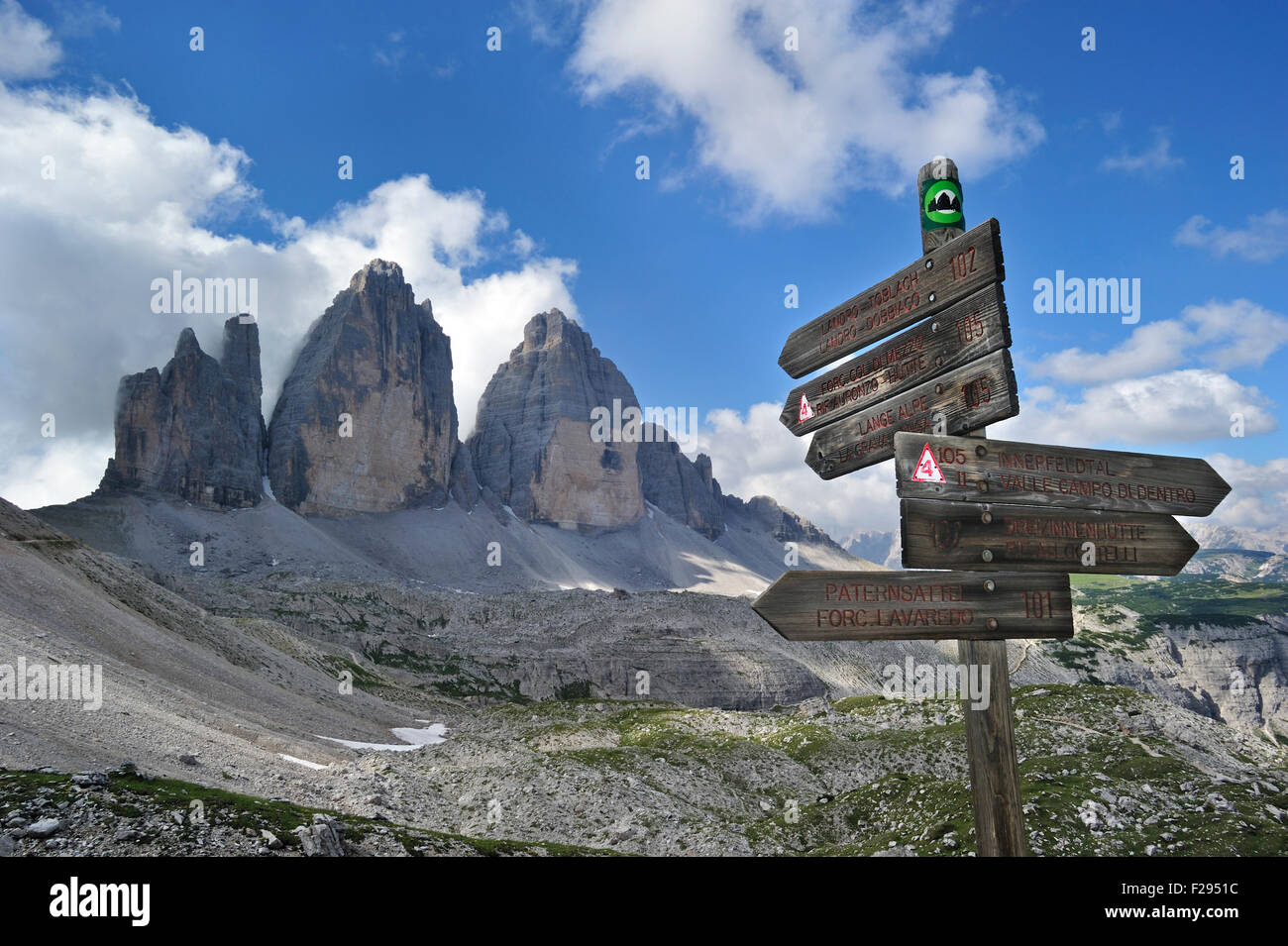 Wegweiser aus Holz vor der Tre Cime di Lavaredo / Drei Zinnen, Sextener Dolomiten / Sexten Dolomiten, Südtirol, Italien Stockfoto