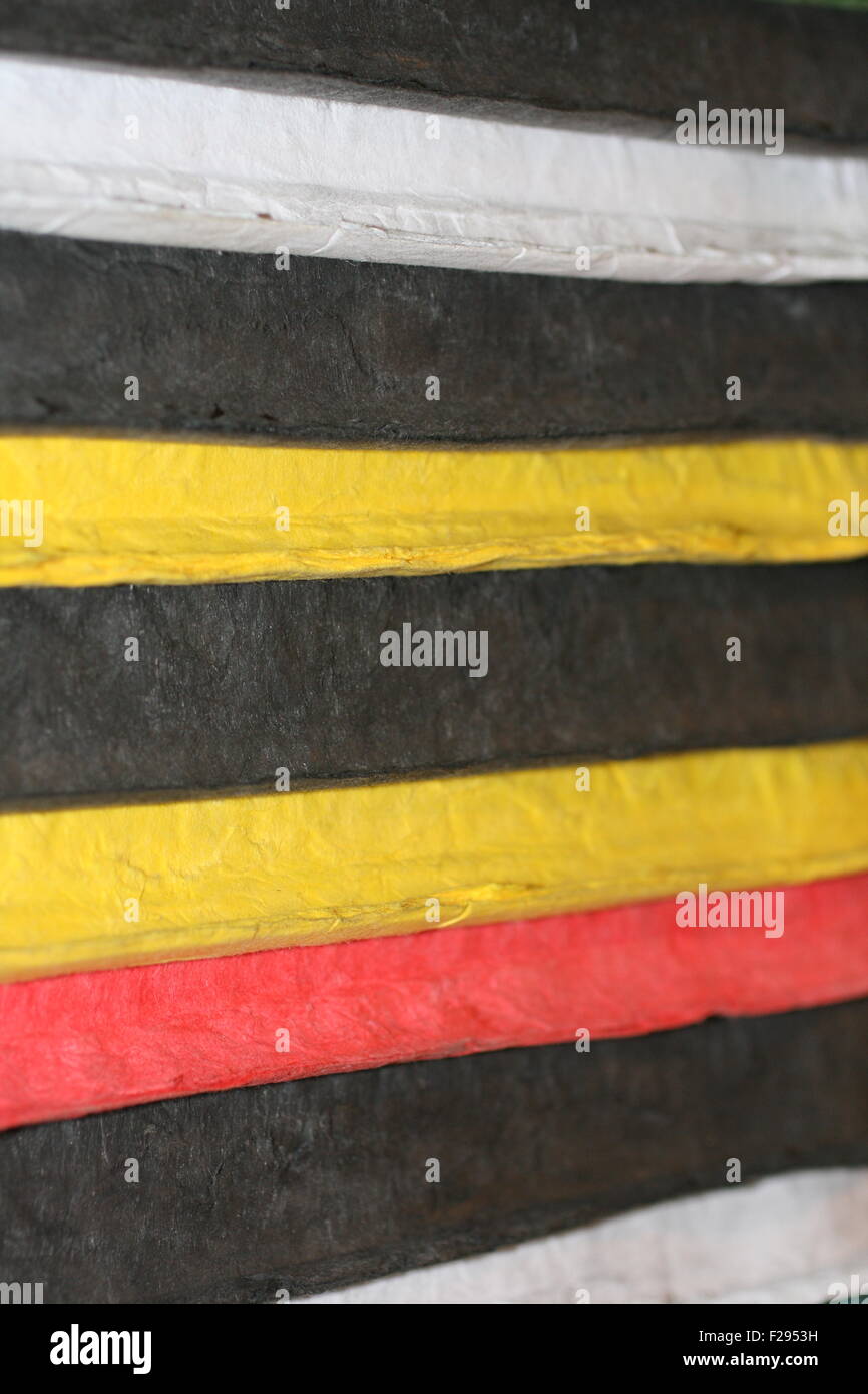 Bunte Streifen Hintergrund, weiß, rot, gelb und schwarz Stockfoto