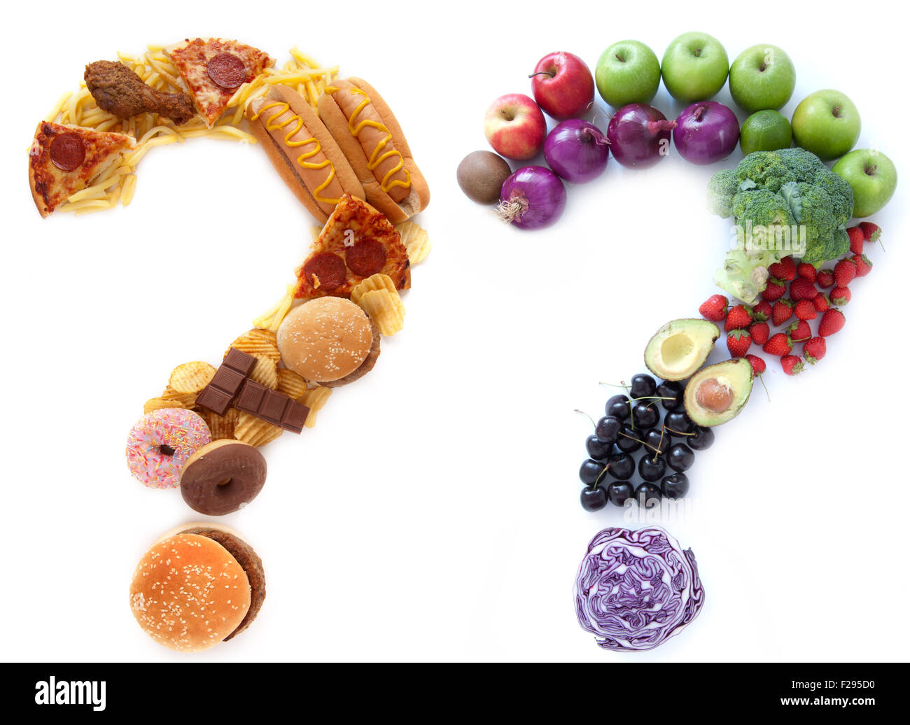 Gesunde und ungesunde Lebensmittelzutaten in eine Form von Fragezeichen neben einander Stockfoto