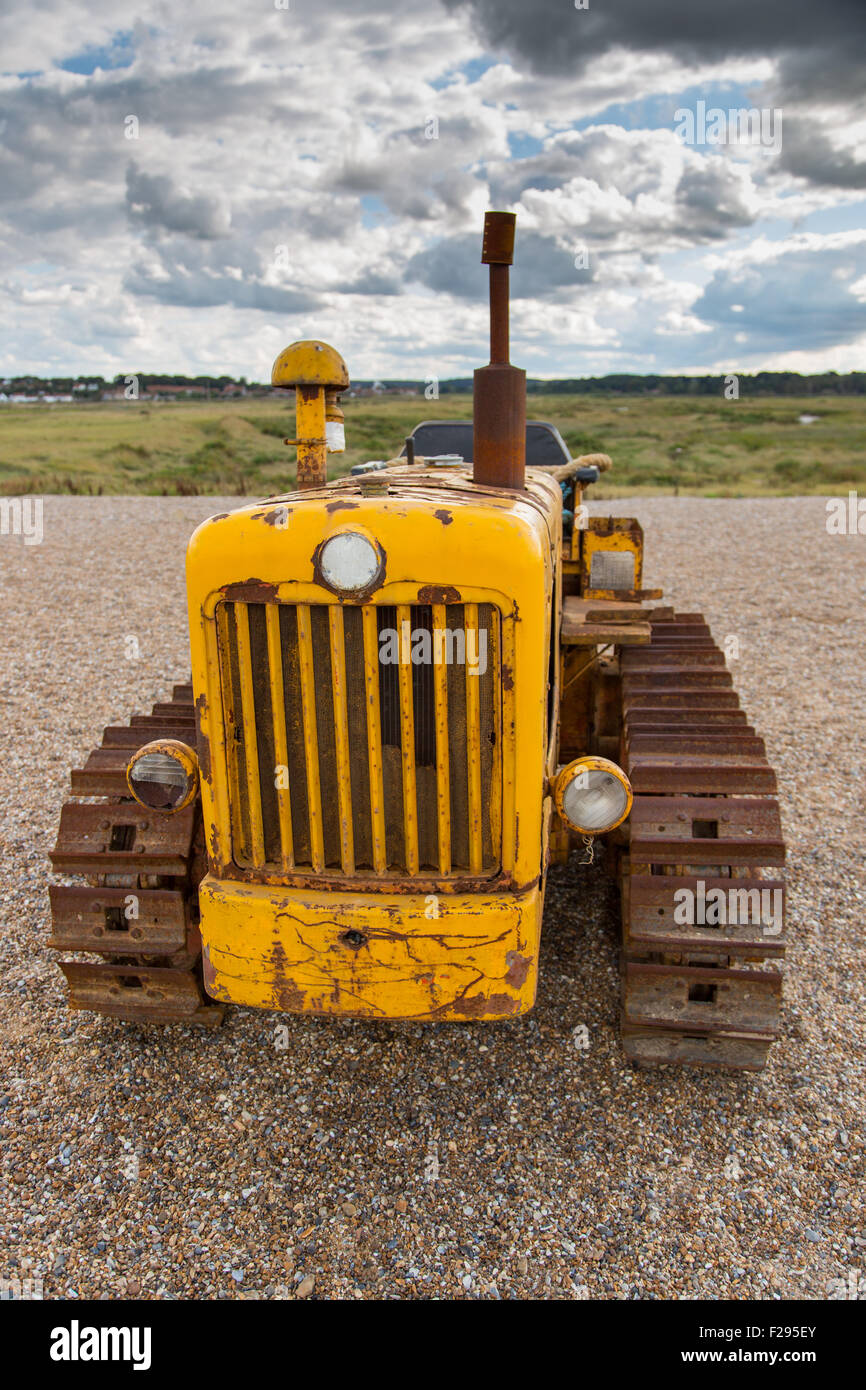 Caterpillar Tractor gebräuchlich durch Fischer auf Cley Beach, North Norfolk UK Stockfoto