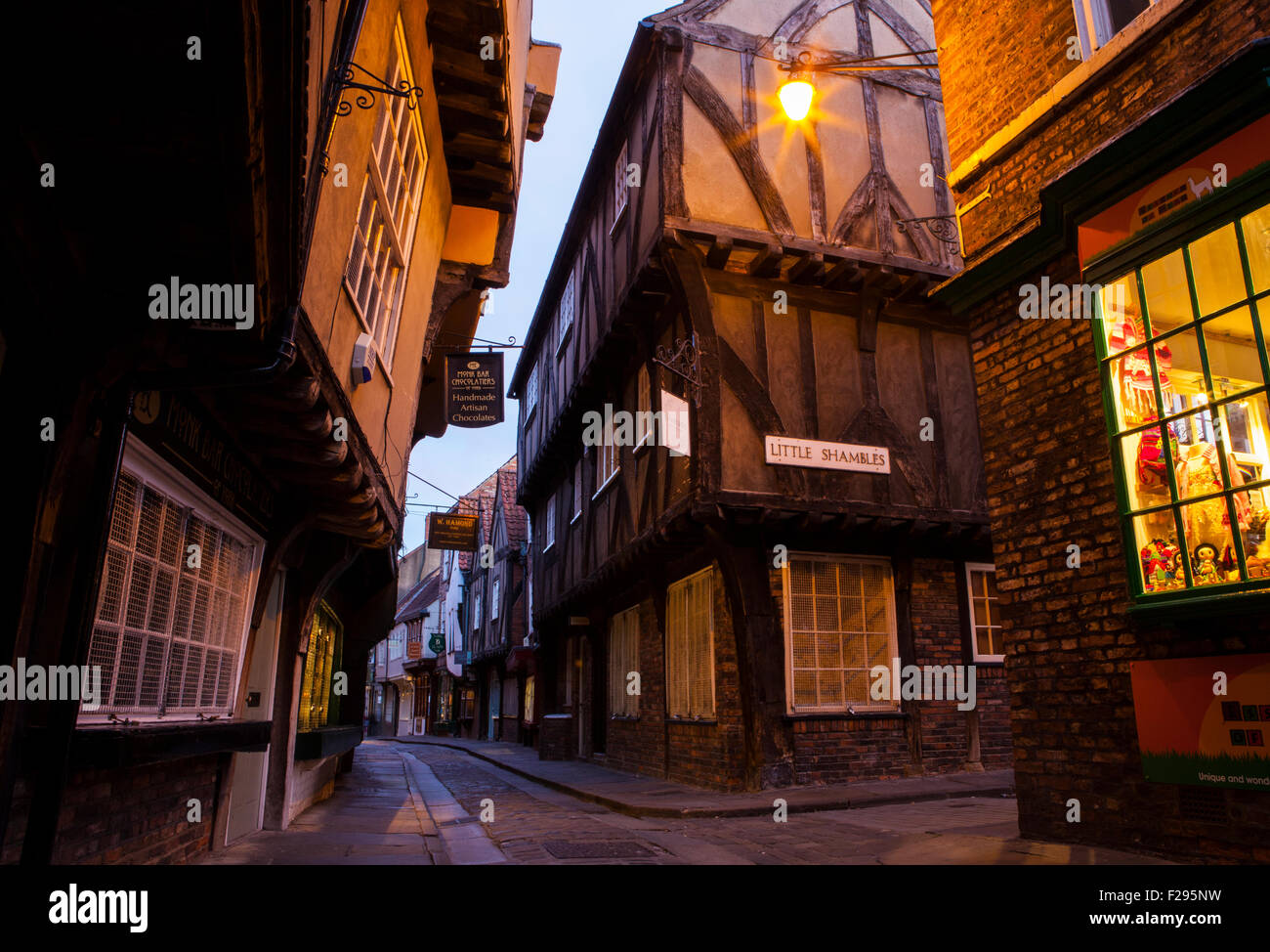 YORK, UK - 28. August 2015: Ein Blick auf das Chaos in York, am 28. August 2015.  Es ist eine der ältesten Straßen in York mit Stockfoto