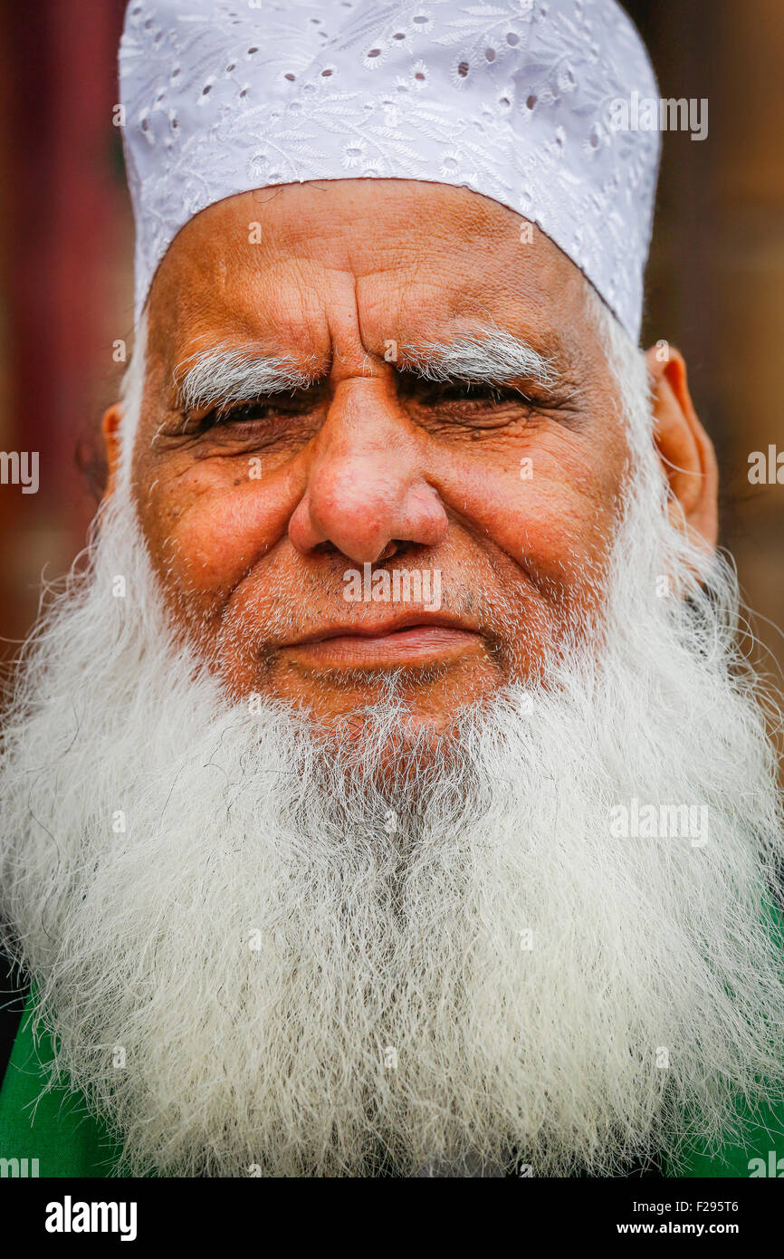 Pakistanischen Mann mit Bart und religiöse Kopfbedeckung, Glasgow, Schottland, UK Stockfoto