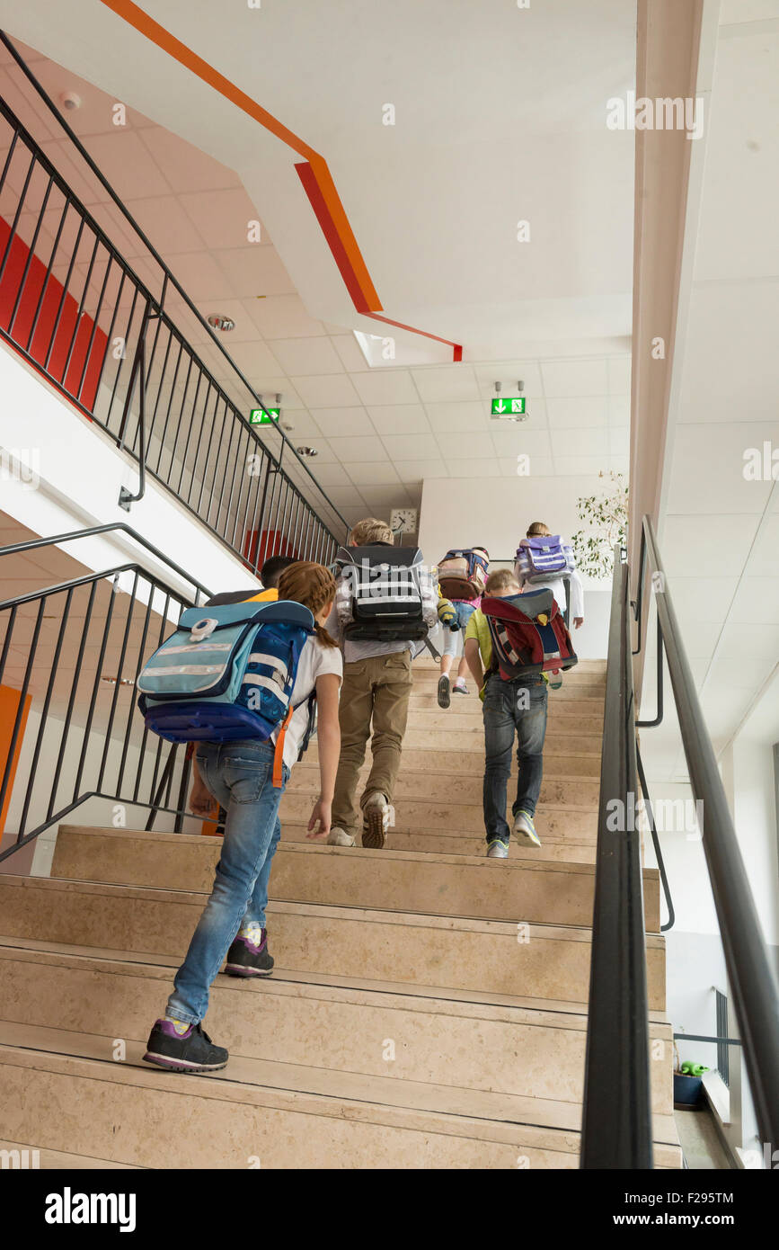Rückansicht der Schülerinnen und Schüler zu Fuß hinauf auf Treppe, München, Bayern, Deutschland Stockfoto