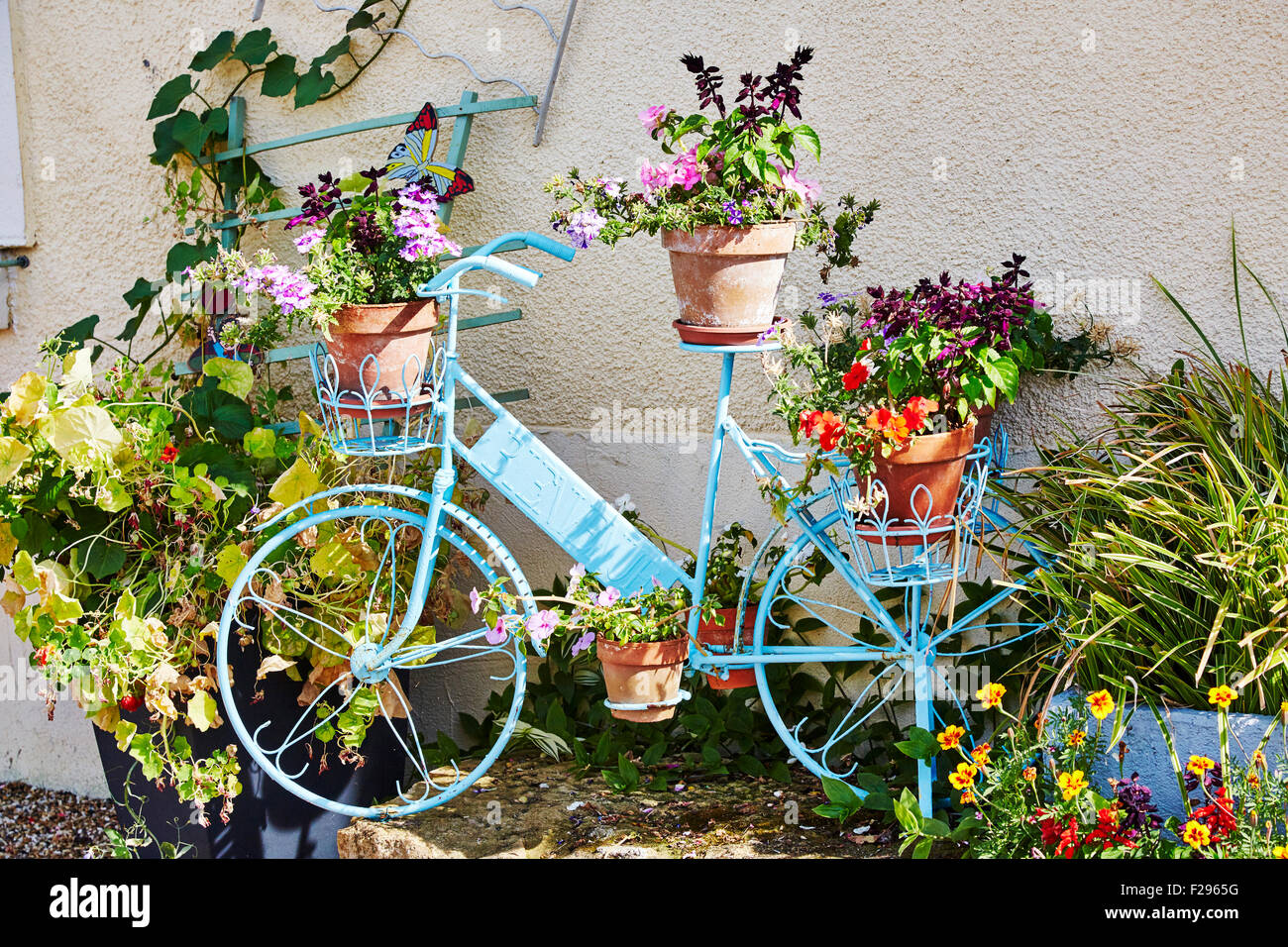 Französisch Blau, Metall, geformte Pflanze Fahrradständer. Stockfoto