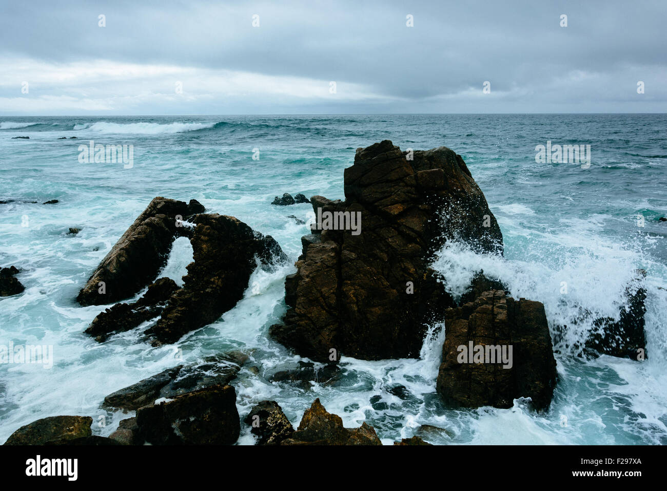 Felsen und Wellen im Pazifischen Ozean, gesehen von der 17 Mile Drive in Pebble Beach, Kalifornien. Stockfoto