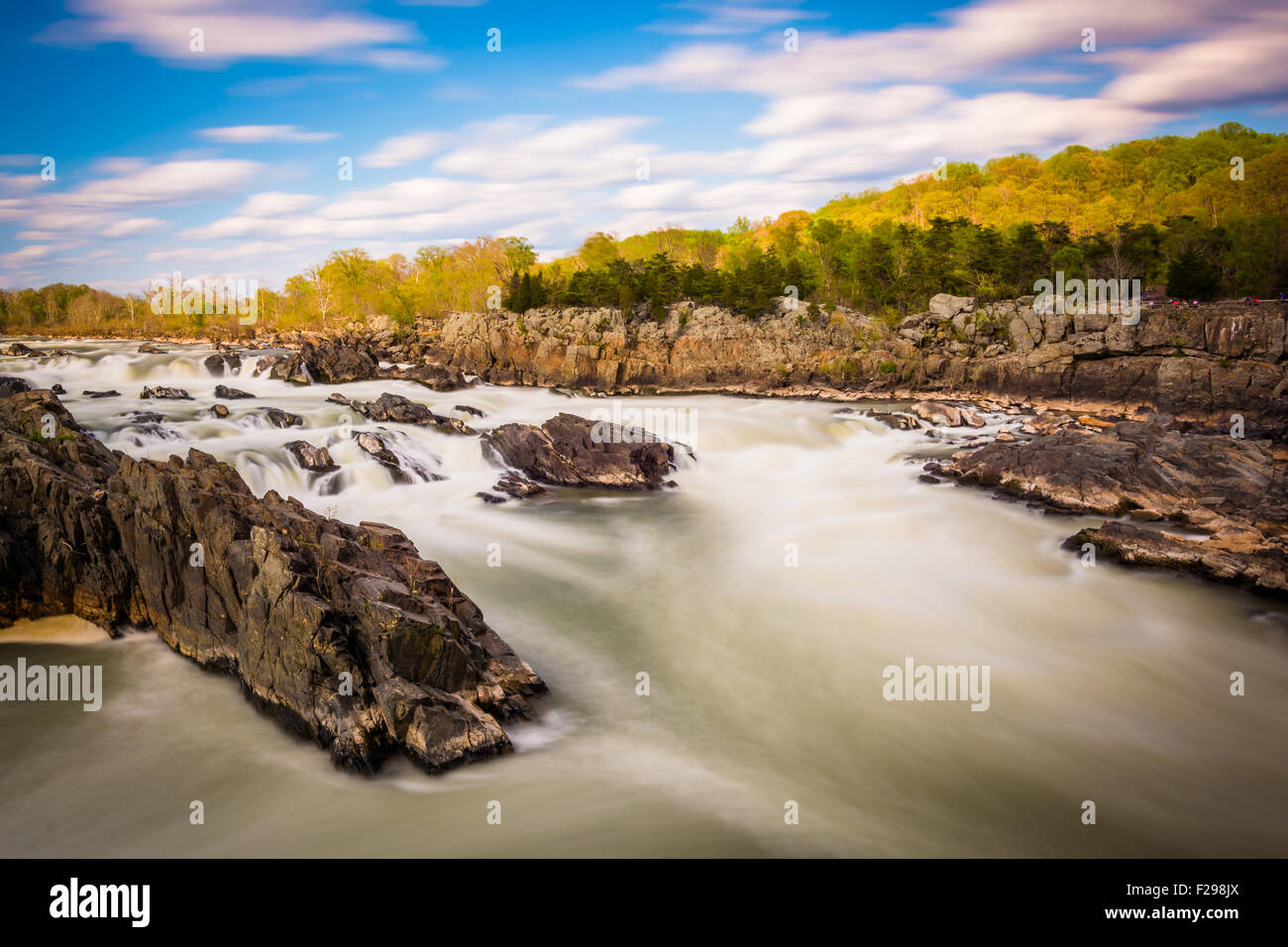 Langzeitbelichtung von Stromschnellen in den Potomac River in Great Falls Park, Virginia. Stockfoto