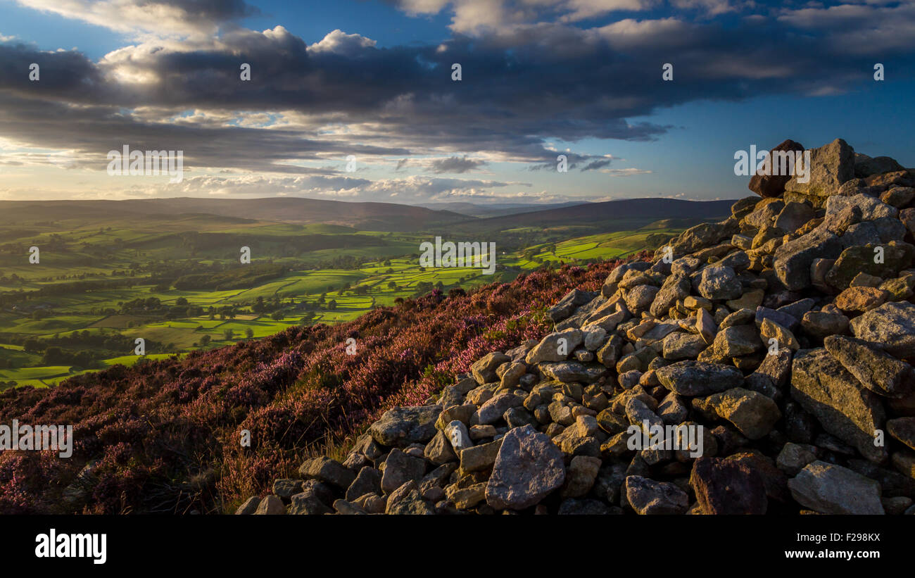 Schönen Sonnenuntergang Szene mit Blick von hoch oben im Cairn auf beamsley Leuchtfeuer in wunderschönen dramatischen Abendlicht, North Yorkshire, England, Großbritannien Stockfoto