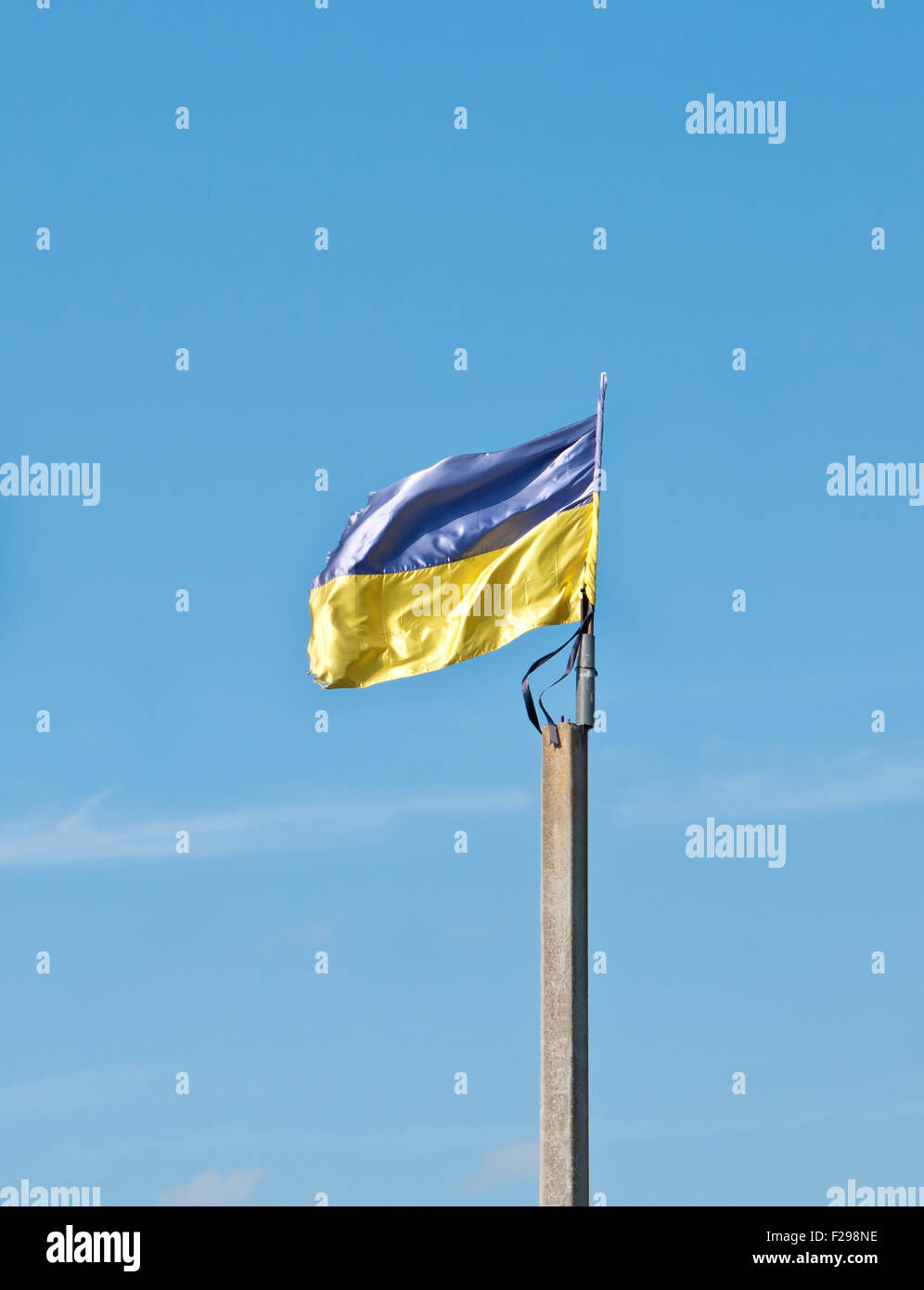 ukrainische Flagge am Himmelshintergrund Stockfoto