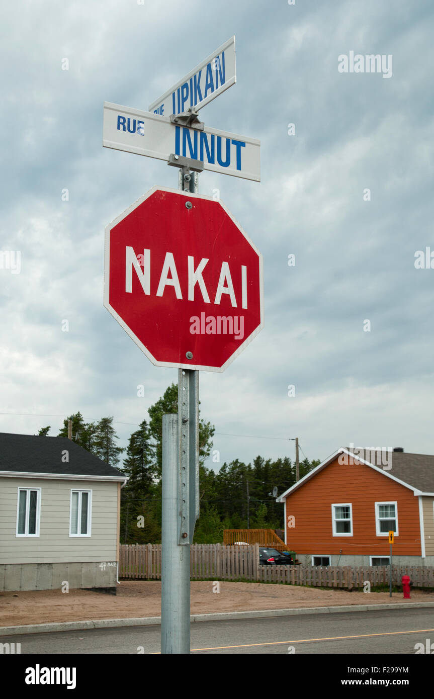 Stop-Schild in Innu Sprache. Quebec, Kanada Stockfoto