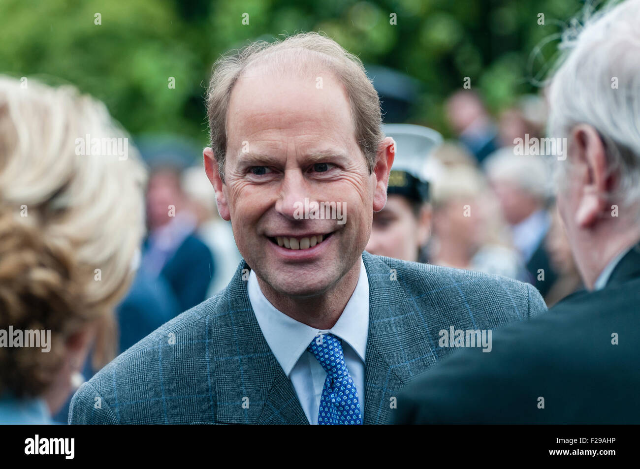 Hillsborough, Nordirland. 14 Sep 2015. Prince Edward, Earl of Wessex, im Gespräch mit Gästen bei der jährlichen Hillsborough Garden Party Credit: Stephen Barnes/Alamy Live News Stockfoto