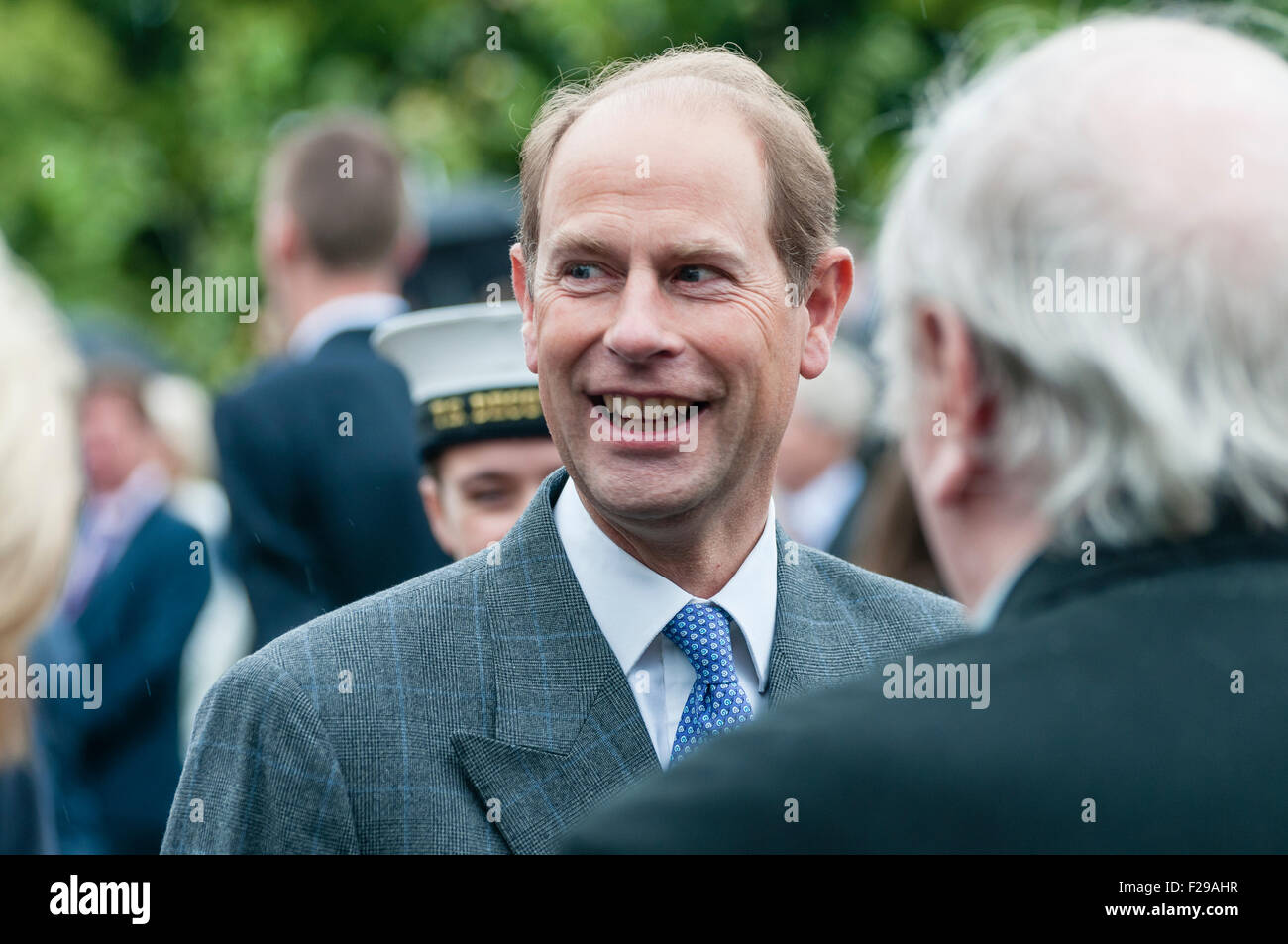 Hillsborough, Nordirland. 14 Sep 2015. Prince Edward, Earl of Wessex, im Gespräch mit Gästen bei der jährlichen Hillsborough Garden Party Credit: Stephen Barnes/Alamy Live News Stockfoto
