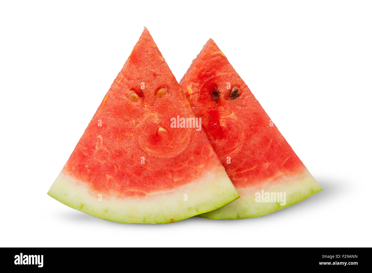 Zwei Stücke der Wassermelone in der Nähe von isoliert auf weißem Hintergrund Stockfoto