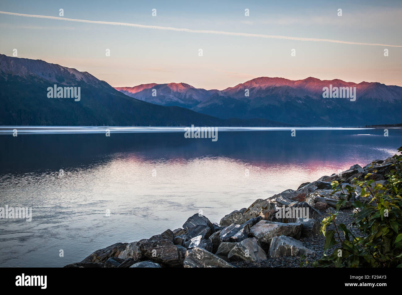 Malerischen Blick auf die Berge und Wasser wo Bohrung Gezeiten auftreten, in der Nähe von Anchorage, Alaska Stockfoto