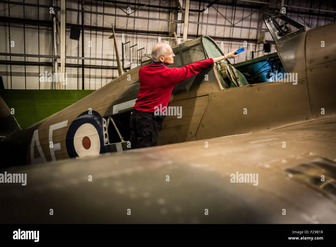 London, UK. 14. September 2015. Supermarine Spitfire MK1. Das RAF Museum "Our Finest Hour" Flugzeug anzeigen Abend in Erinnerung an den 75. Jahrestag der Schlacht von Großbritannien: Guy Corbishley/Alamy Live News Stockfoto