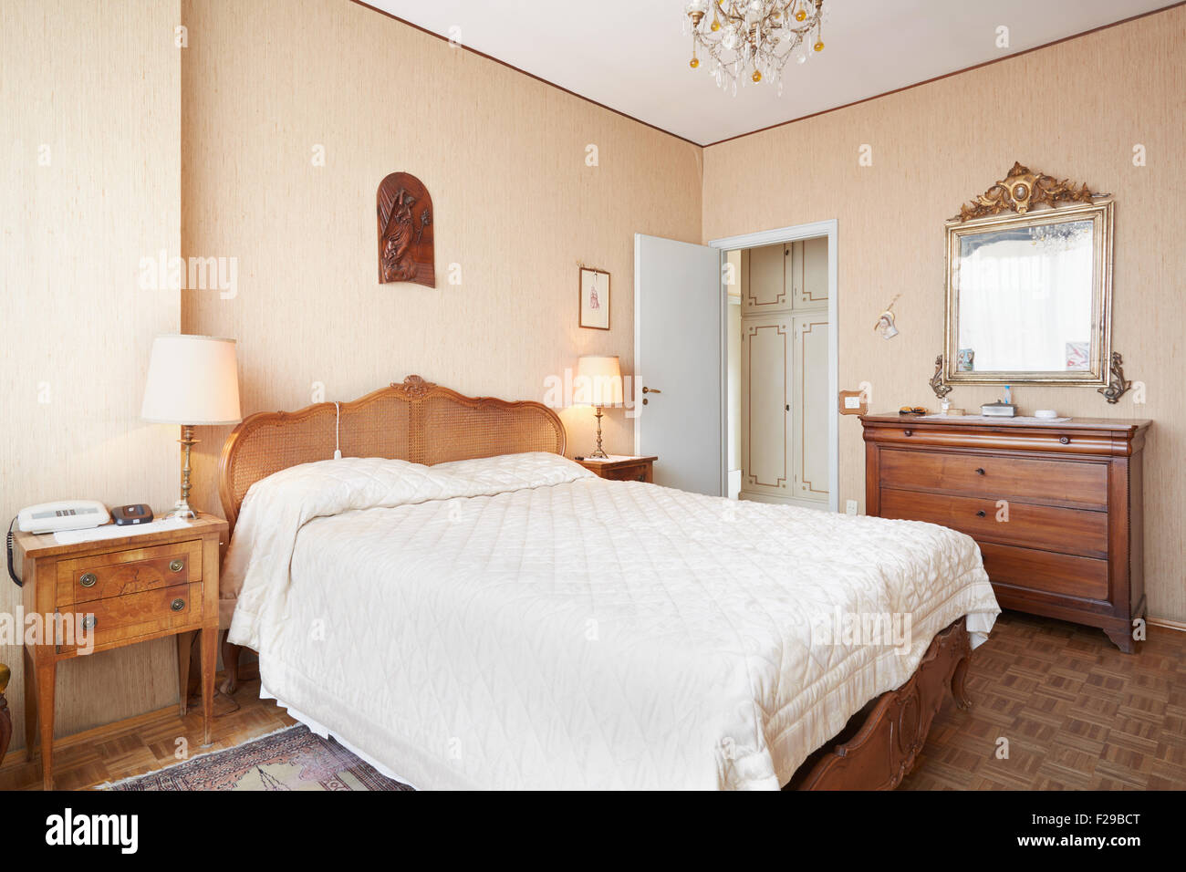 Altes Schlafzimmer mit Queensize-Bett im alten Haus Stockfoto