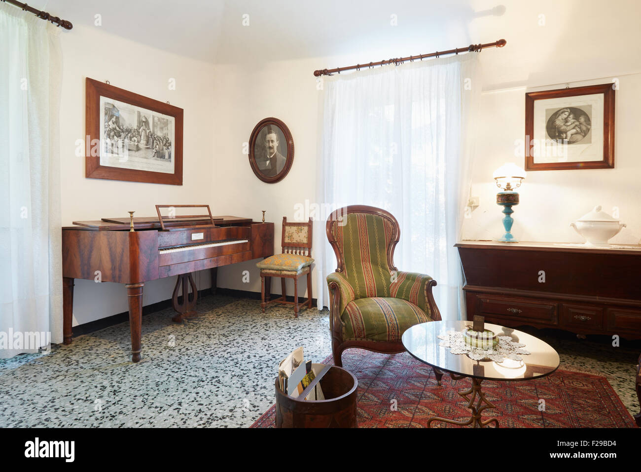 Wohnzimmer mit Antiquitäten, altes Land-Haus-Interieur Stockfoto
