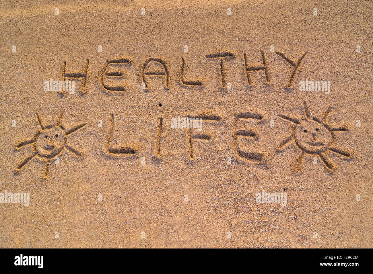 Im Bild die Worte auf dem Sand "Gesund leben". Stockfoto