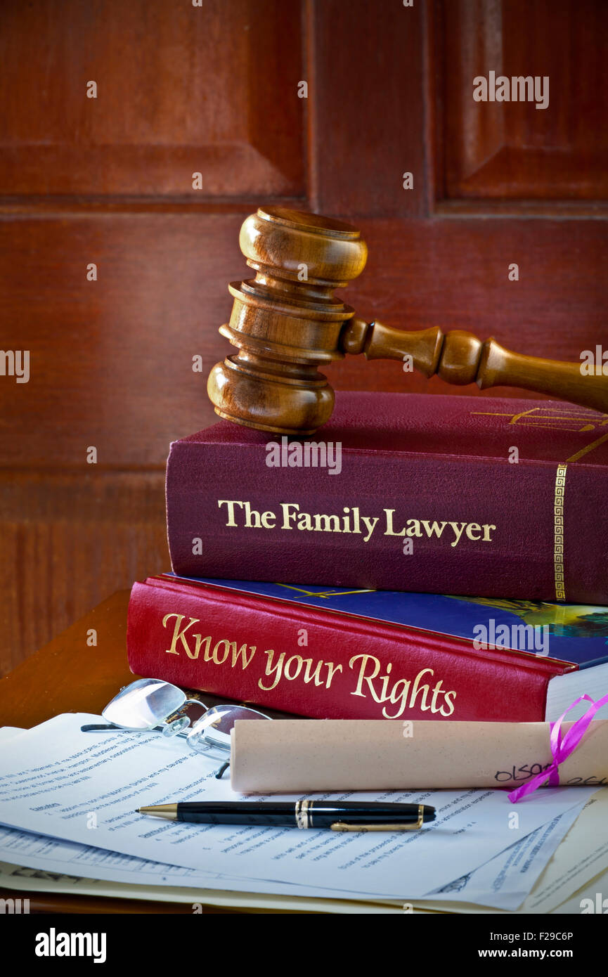 Verbraucherschutz Justiz rechtliche Gesetz Konzept der Richter hammer Home Referenz rechtliche Beratung Bücher und Rechtsanwälten Briefe und Korrespondenz auf Schreibtisch Stockfoto