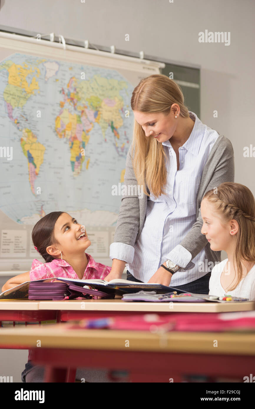 Lehrerin Schuler Im Klassenzimmer Munchen Bayern Deutschland Stockfotografie Alamy