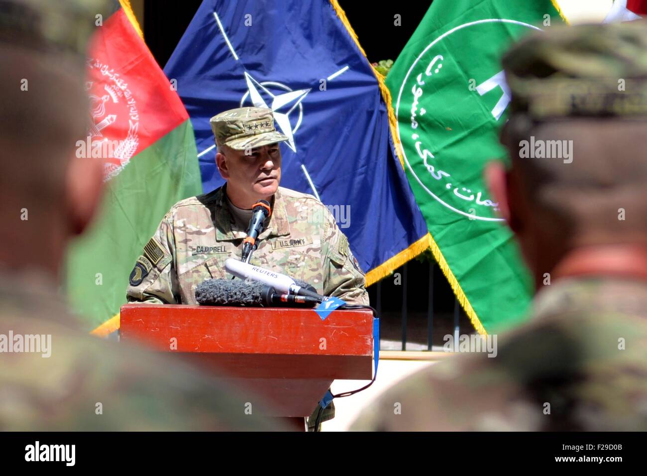 Kommandeur der US-Streitkräfte in Afghanistan General John. F. Campbell angesprochen Truppen am Jahrestag der 9/11 Angriffe auf während einer Zeremonie im entschlossenen Unterstützung Hauptsitz 11. September 2015 in Kabul, Afghanistan. Stockfoto