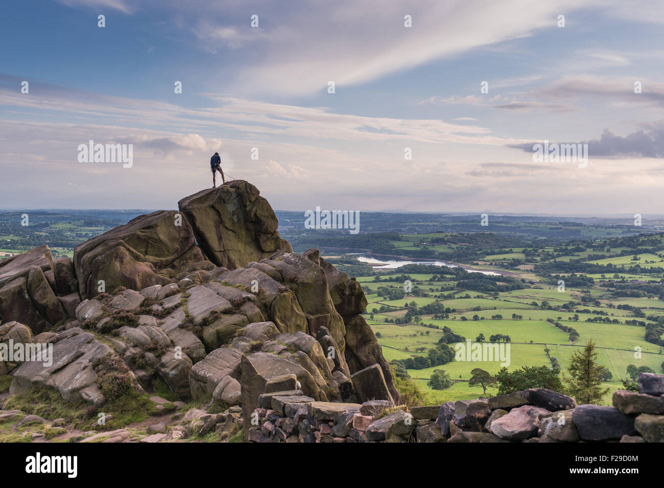 Ein Bergsteiger auf die Kakerlaken mit Blick auf Tittisworth, Peak District National Park Stockfoto