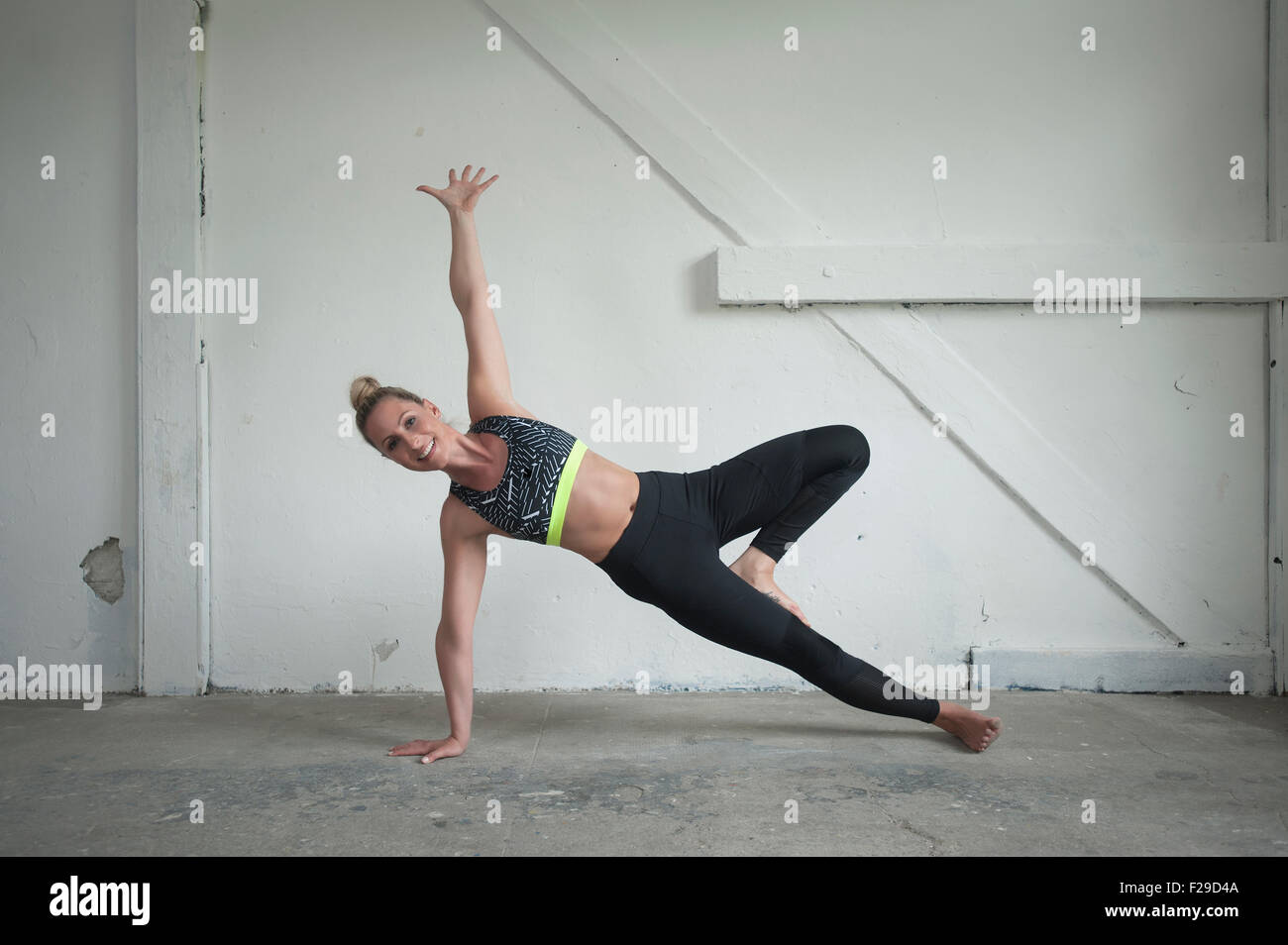 Mitte Erwachsene Frau üben Seite Plank Pose im Yoga-Studio, München, Bayern, Deutschland Stockfoto