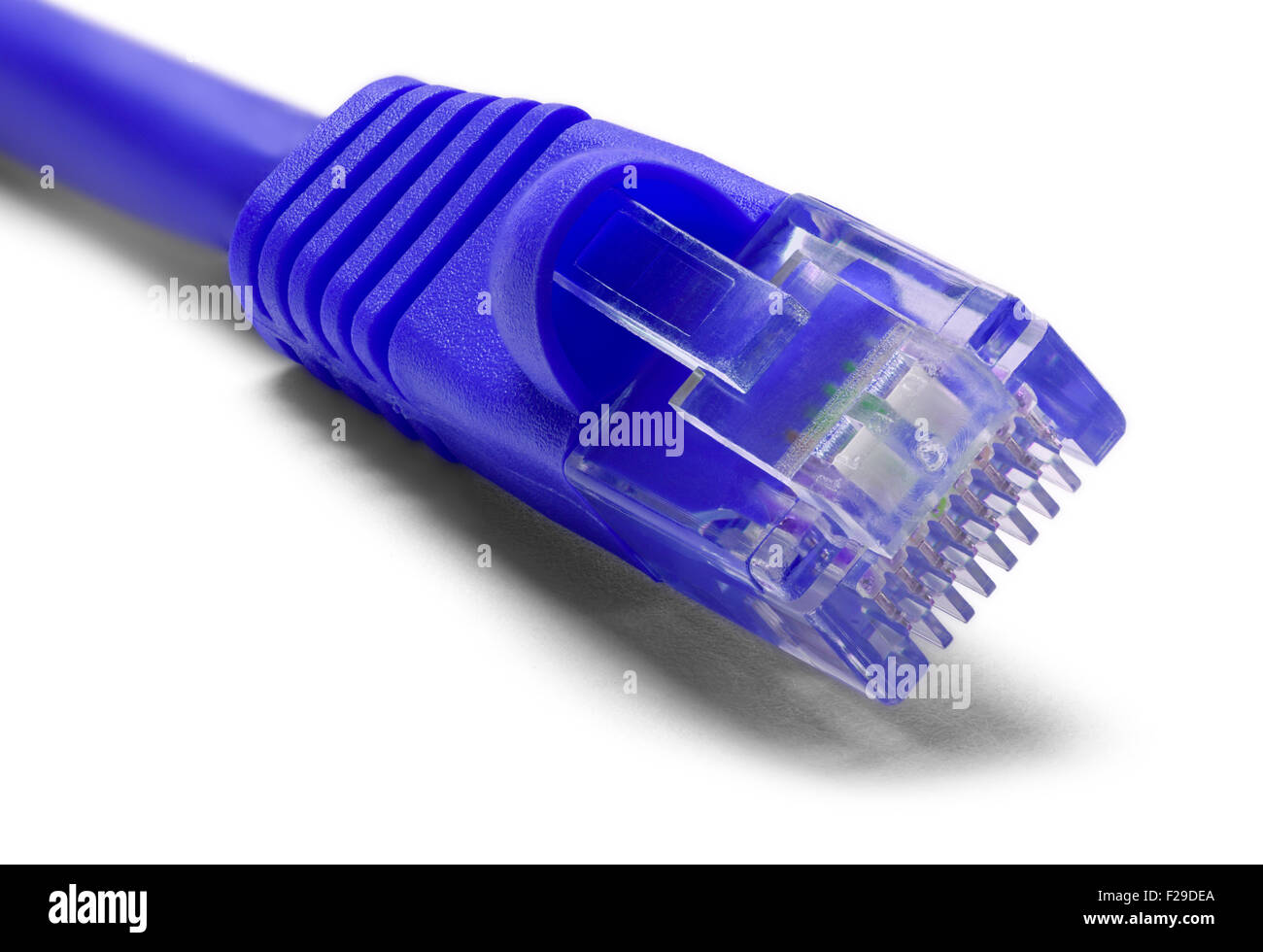 Blaue Computer-Netzwerk-Kabel isoliert auf einem weißen Hintergrund. Stockfoto