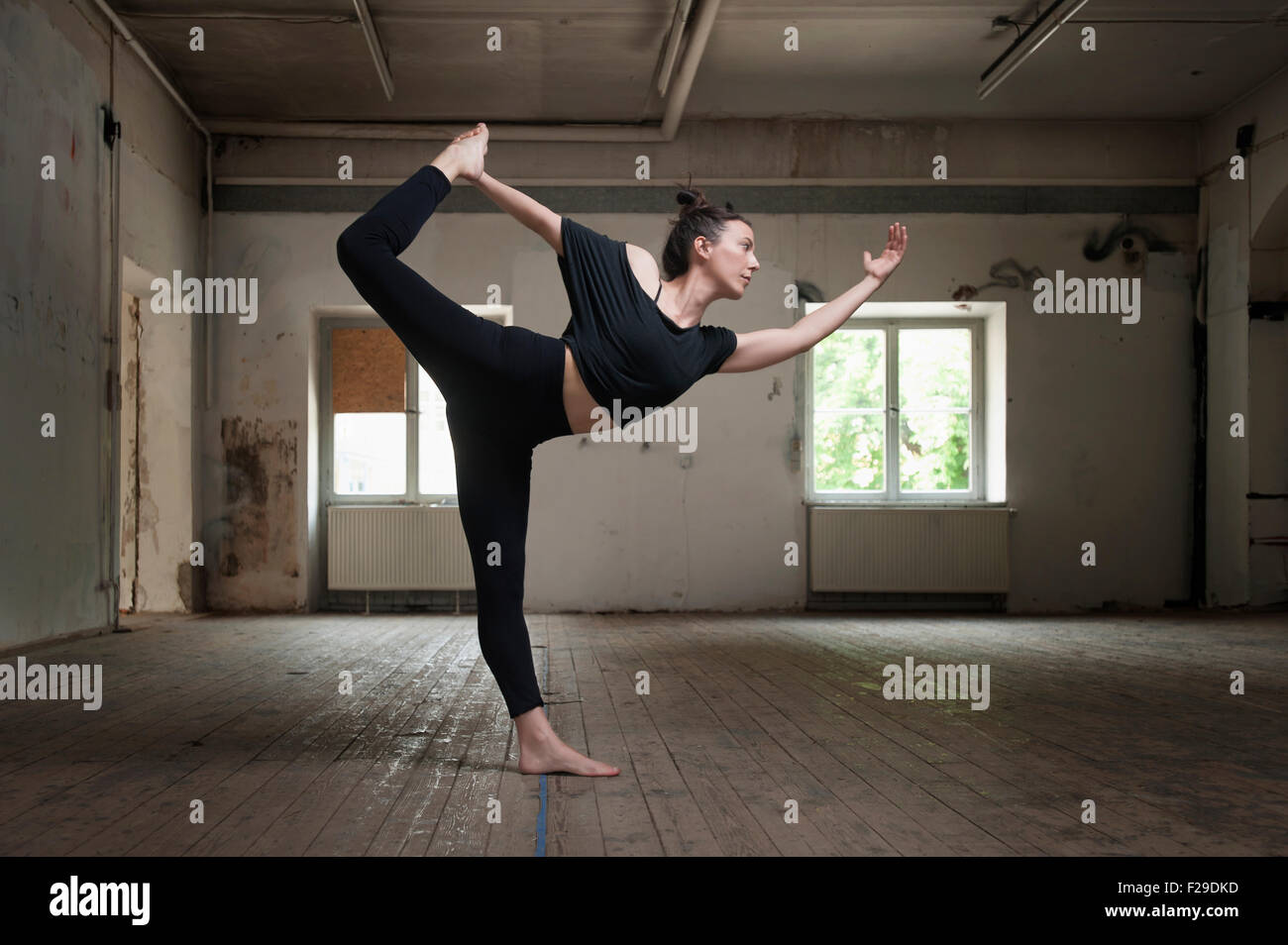 Mitte Erwachsene Frau üben Natarajasana Pose im Yoga-Studio, München, Bayern, Deutschland Stockfoto