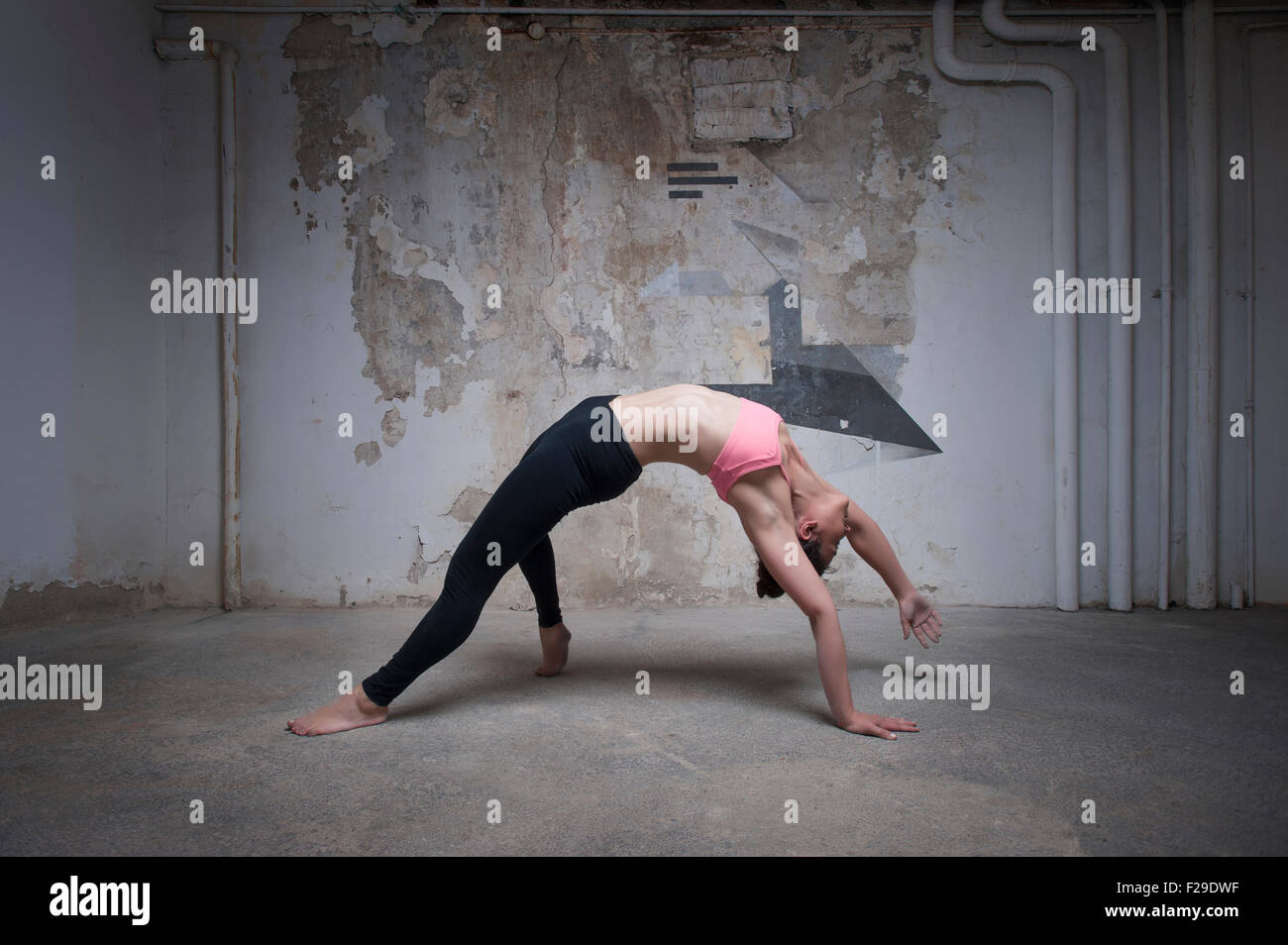 Mitte Erwachsene Frau üben wilde Sache Pose im Yoga-Studio, München, Bayern, Deutschland Stockfoto