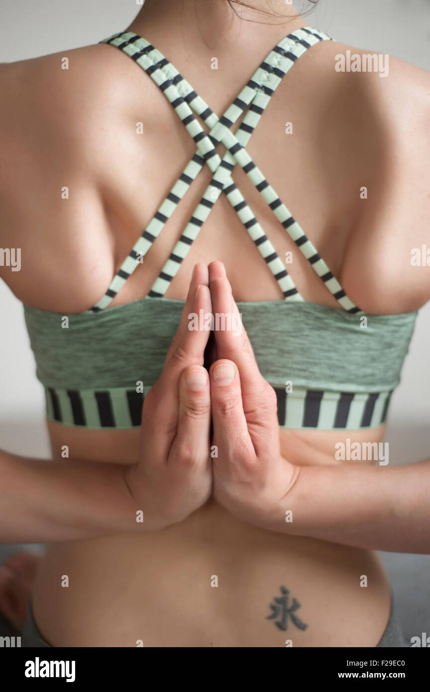 Rückansicht einer Mitte erwachsenen Frau üben Pashchima Namaskarasana Position im Yoga-Studio, München, Bayern, Deutschland Stockfoto