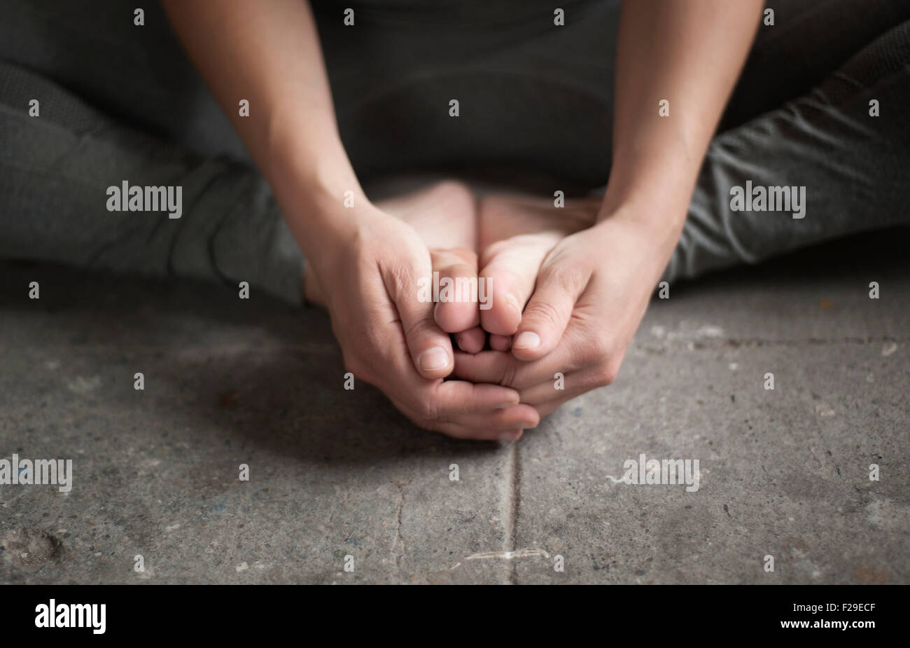 Niedrige Schnittansicht einer Frau üben Schuster Pose im Yoga-Studio, München, Bayern, Deutschland Stockfoto