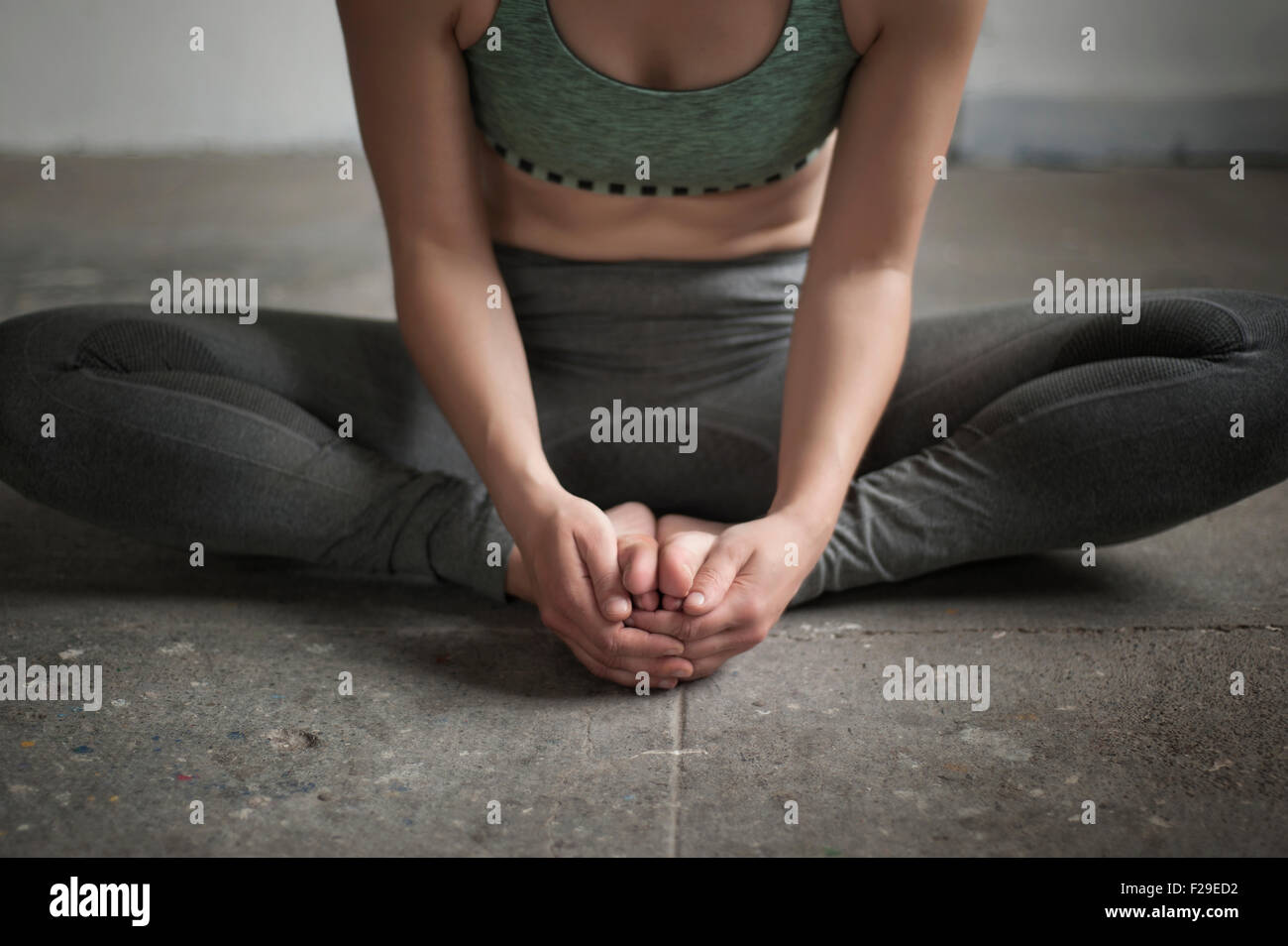 Frau üben Schuster Pose im Yoga-Studio, München, Bayern, Deutschland Stockfoto