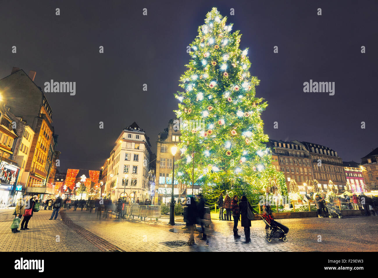 The great Christmas tree in Place Kleber at Christmastime. Strasbourg. Bas-Rhin. Alsace. France Stockfoto