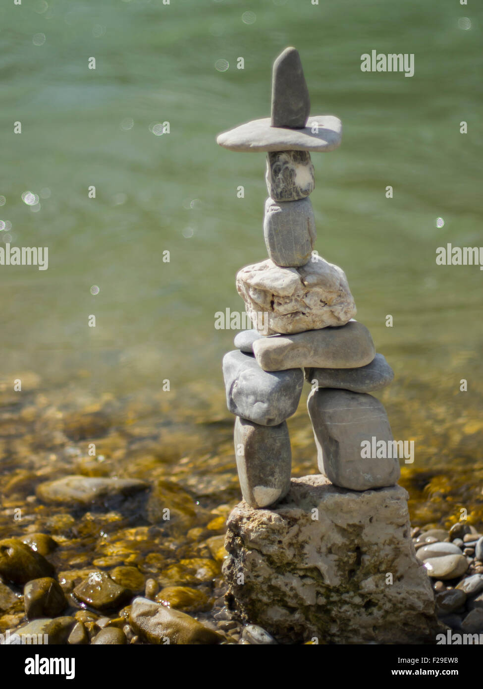 Stapel von Steinen Ausgleich am Flussufer, Bayern, Deutschland Stockfoto