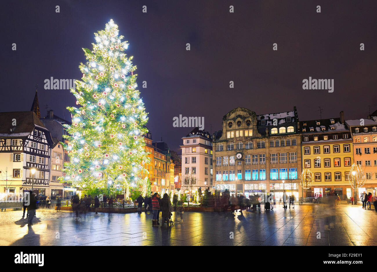 The great Christmas tree in Place Kleber at Christmastime. Strasbourg. Bas-Rhin. Alsace. France Stockfoto