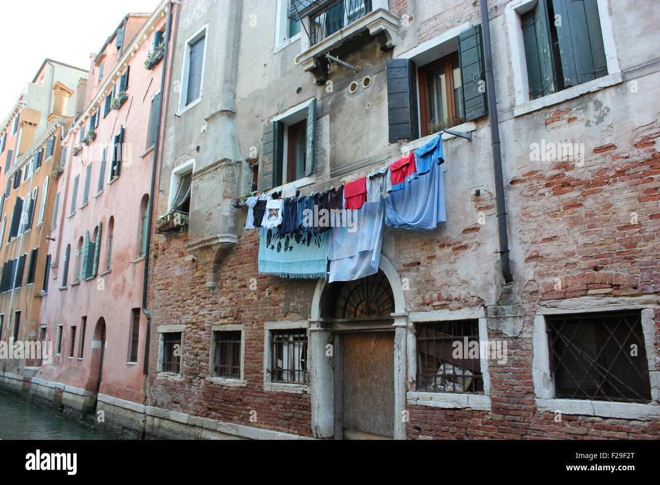 Wäsche aufhängen über einen Fluss in Venedig, Italien Stockfoto