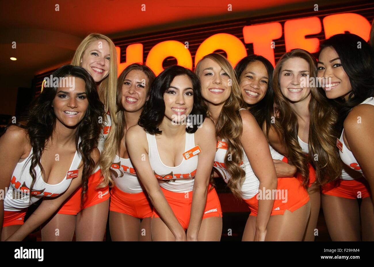 Las Vegas, NV, USA. 14. Sep, 2015. Hooters Girls im Ankunftsbereich für weltweit größte Hooters öffnet im Palms Casino Resort, Hooters im Palms Casino Resort in Las Vegas, NV 14. September 2015. Bildnachweis: James Atoa/Everett Collection/Alamy Live-Nachrichten Stockfoto