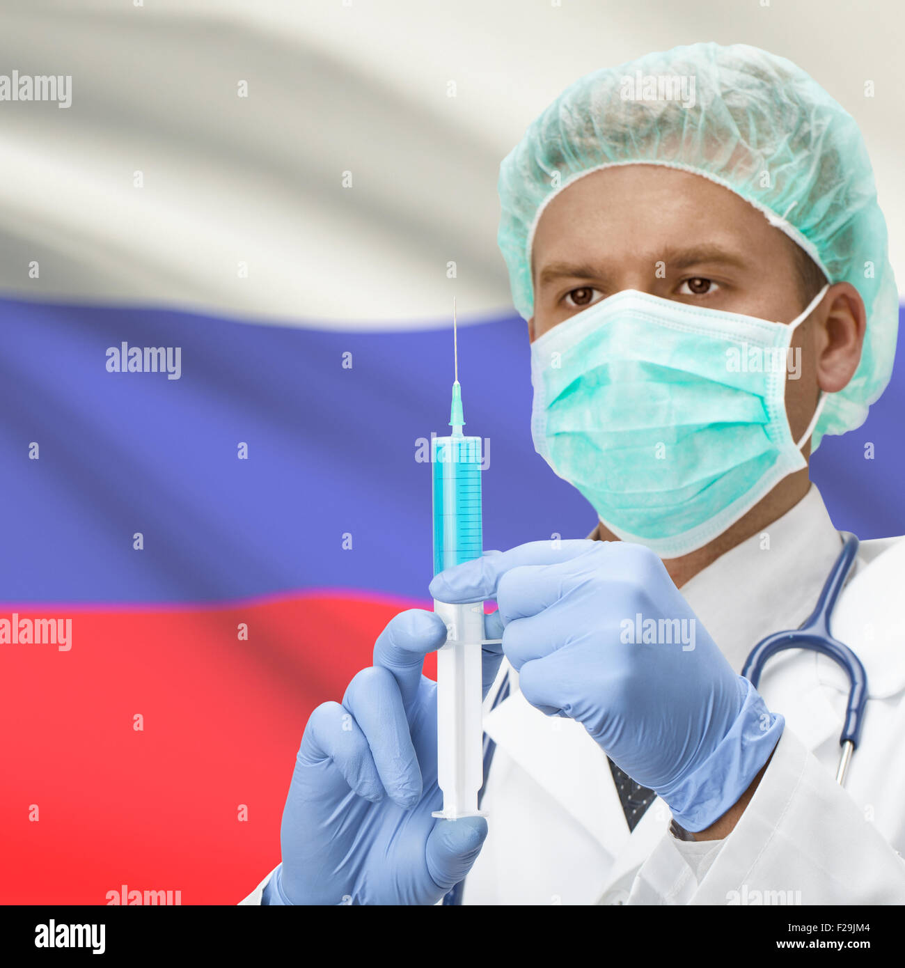 Arzt mit Spritze in Händen und Flagge auf Hintergrund-Serie - Russland Stockfoto